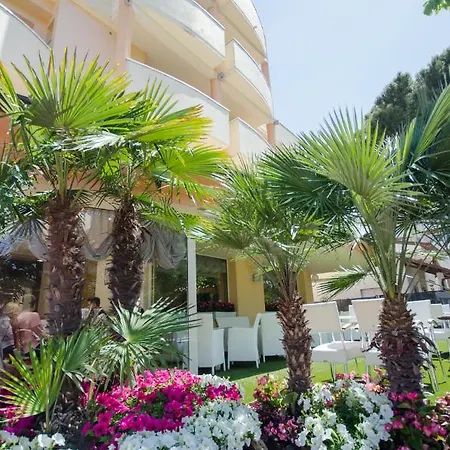 Hotel Cervia ホテル 3*
